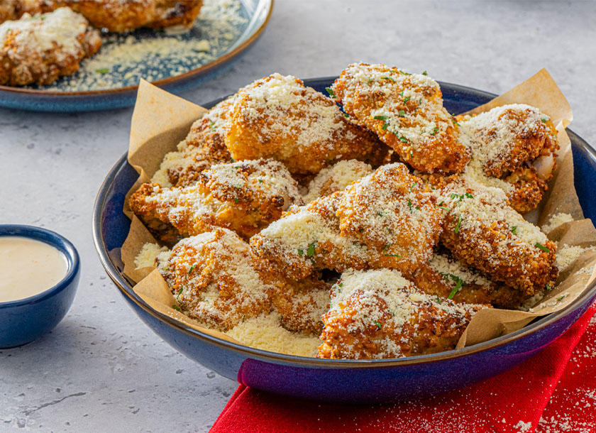 Ailes croustillantes à l’ail et au parmesan avec aïoli