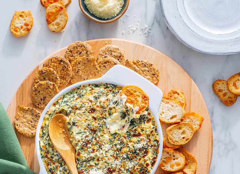 Trempette savoureuse au parmesan, aux épinards et aux artichauts avec craquelins au parmesan